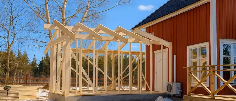 En tillbyggnad till ett hus håller på att ta form